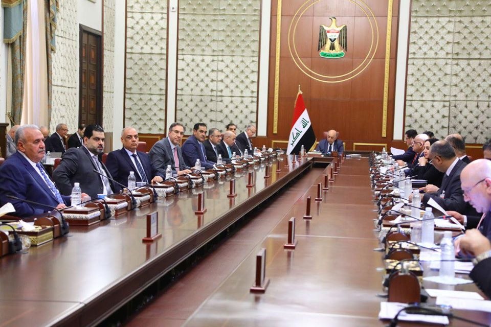 العراق يبحث إجراءات مواجهة كورونا ويطمئن المواطنين لتوفر المواد الغذائية